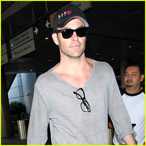 Chris Pine Looks Sexy as Always During His Airport Arrival