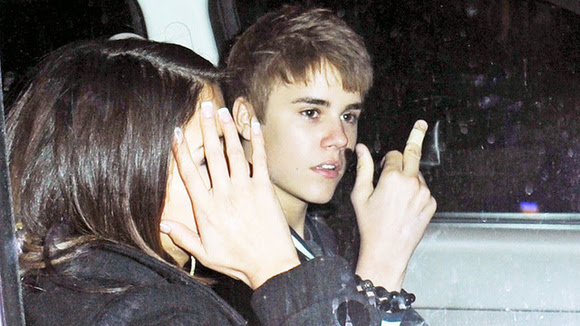 justin bieber flipping off paparazzi