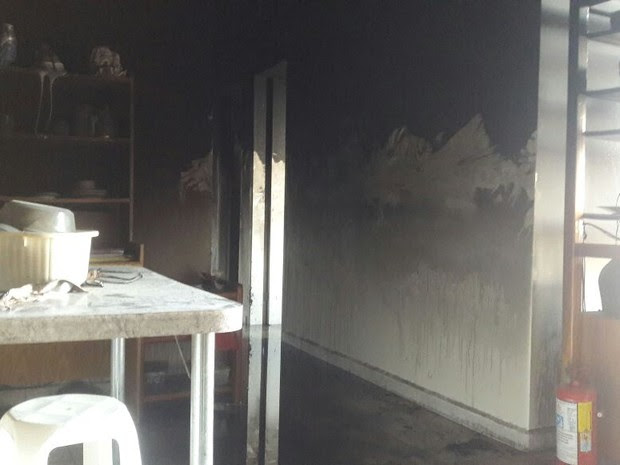 Apartamento após incêndio que destruiu cômodos na Zona Norte de SP (Foto: Márcio Rodrigues/G1)