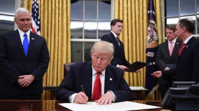 Viral..! Ada 12 Ribu Kicauan di Twitter Berisi Ajakan Bunuh Donald Trump http://ift.tt/20kt43r - Berita Terkini Terbaru Hari Ini - Donald Trump resmi menjabat sebagai Presiden AS sejak 20 Januari 2017 lalu. Belum genap dua pekan, Trump sudah membuat kehebohan dengan penandatanganan kebijakan anti-imigran.