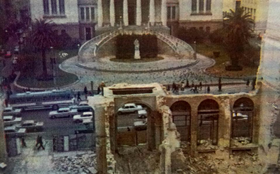 Κατεδάφιση του Μεγάρου της Πρωίας, όπου και το φαρμακείο Δαμβέργη.