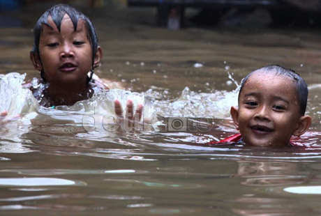 Berenang air banjir membawa kebahagiaan sendiri bagi anak-anak. Sarana bermain meriah  tapi perlu kewaspadaan saat banjir datang ke kawasan.