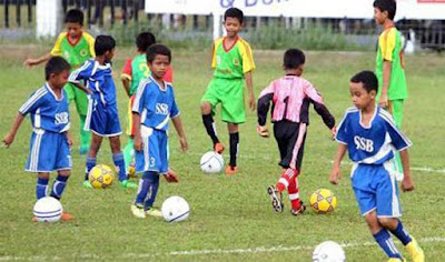 Ambon, Malukupost.com - Manager Sekolah Sepak Bola Belanda (SSBB), Hans Lucke menyatakan pihaknya memberikan latihan secara terus menerus dan menerapkan disiplin kepada anak-anak asuh, agar mereka bisa bermain baik pada setiap pertandingan. "Turnamen sepak bola anak usia dini perlu dilakukan untuk bisa mengukur kemampuan dan pengalaman bertanding," kata Hans, disela-sela memberikan latihan kepada anak-anak SSBB di Lapangan Mandala Karang Panjang Ambon, Jumat (5/5).