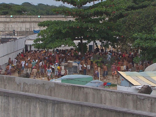 Conflito começou porque presos reclamam da nova administração e demora na entrada de visitantes (Foto: Reprodução/TV Globo)