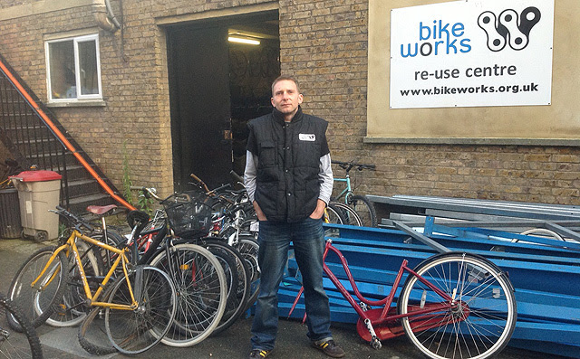 Blakemore, cofundador de Bikeworks, en la puerta del taller. | C.F.
