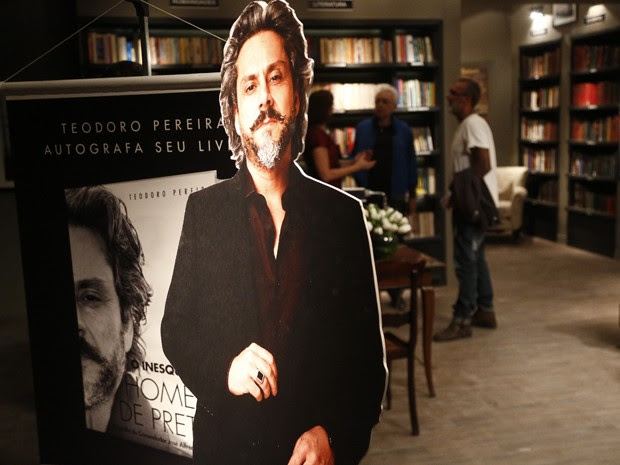 Livro com a biografia de Zé é lançado na trama (Foto: Raphael Dias/Gshow)