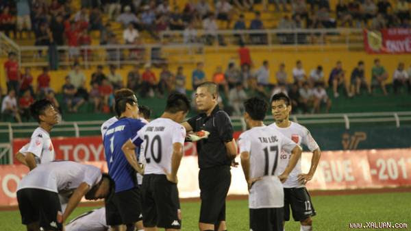  Không kiểm soát được trọng tài, V-League dễ loạn (ảnh: Trọng Vũ)