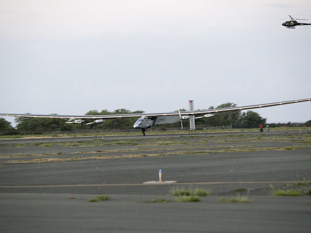O avião Solar Impulse II pousou no aeroporto Kalaeloa, no Havaí, na manhã desta sexta-feira (3), hora local (Foto: Marco Garcia/AP)
