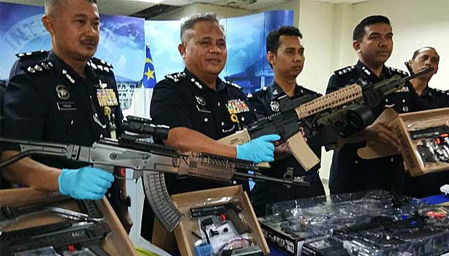 Cops Seize Fake Guns Sold For Rm800 To Rm1 000 Free Malaysia Today