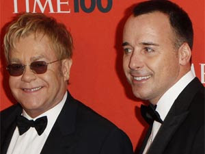 O cantor Elton John junto com seu companheiro David Furnish na cerimônia da 'Time'