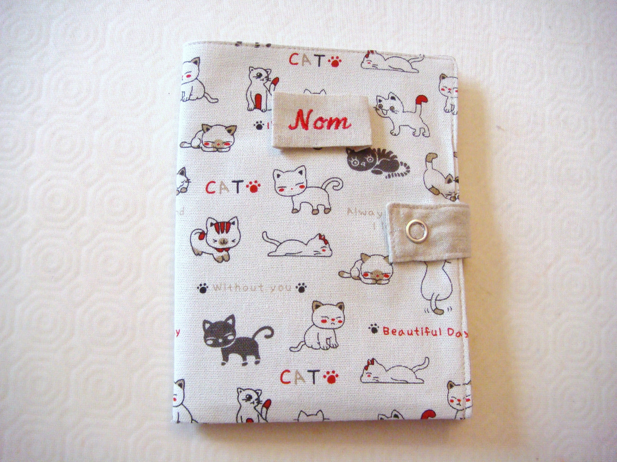Vendu Protege Carnet De Sante Pour Chat Chats Kawaii Rouge Et Gris Nom Brode Eliz Style Creation Creatrice De Vetements Pour Tous