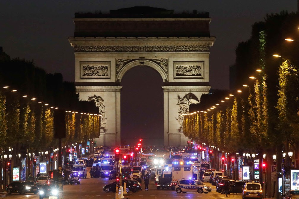 Operação policial na avenida Champs Elysees após tiroteio na noite desta quinta-feira (20) (Foto: REUTERS/Christian Hartmann)