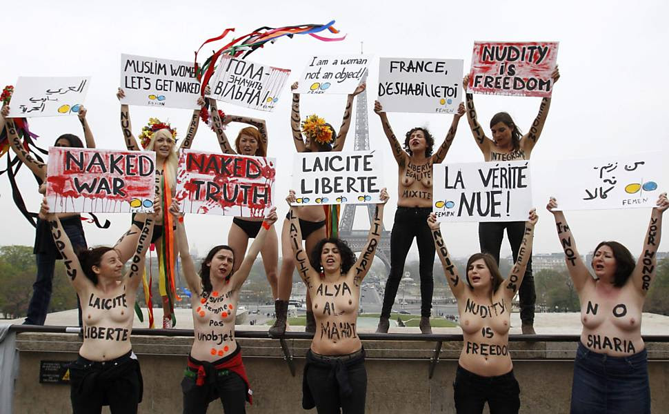 Ativistas ucranianas (Femen) protestam no Trocadero (Paris) contra o que elas chamam de política contra mulheres do Islã; a intenção e chamar as mulheres muçulmanas para combater as leis da Sharia