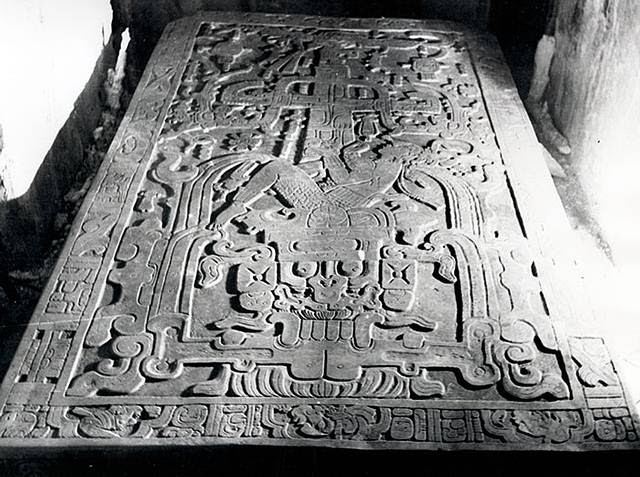 La lápida del sarcófago de Pakal representa una síntesis simbólica de la visión cósmica y existencial de los mayas. Sin embargo, para los estudiosos de la hipótesis del antiguo astronauta, sería la representación de un módulo espacial tripulado.