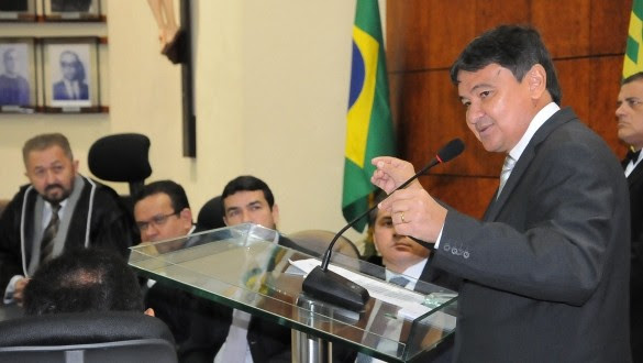 Governador defende reforma política e prevê retomada de obras