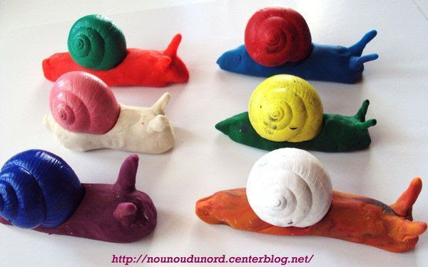 Escargots de couleur en pâte à modeler réalisés par Lison