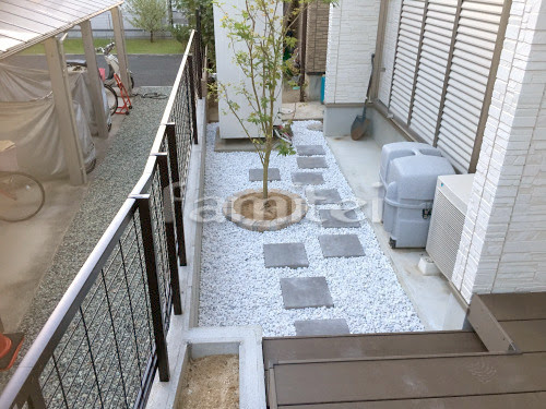 施工例シンボルツリー イロハモミジ 落葉樹 植栽 ピンコロ石花壇 サークルデザイン 飛び石 床平板貼り ユニソン リビオ300角 白玉石 境界フェンス塀 Lixilリクシル アルメッシュ2型 現場番号