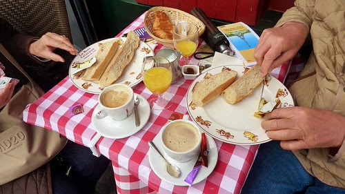 Petit déjeuner à la française width=