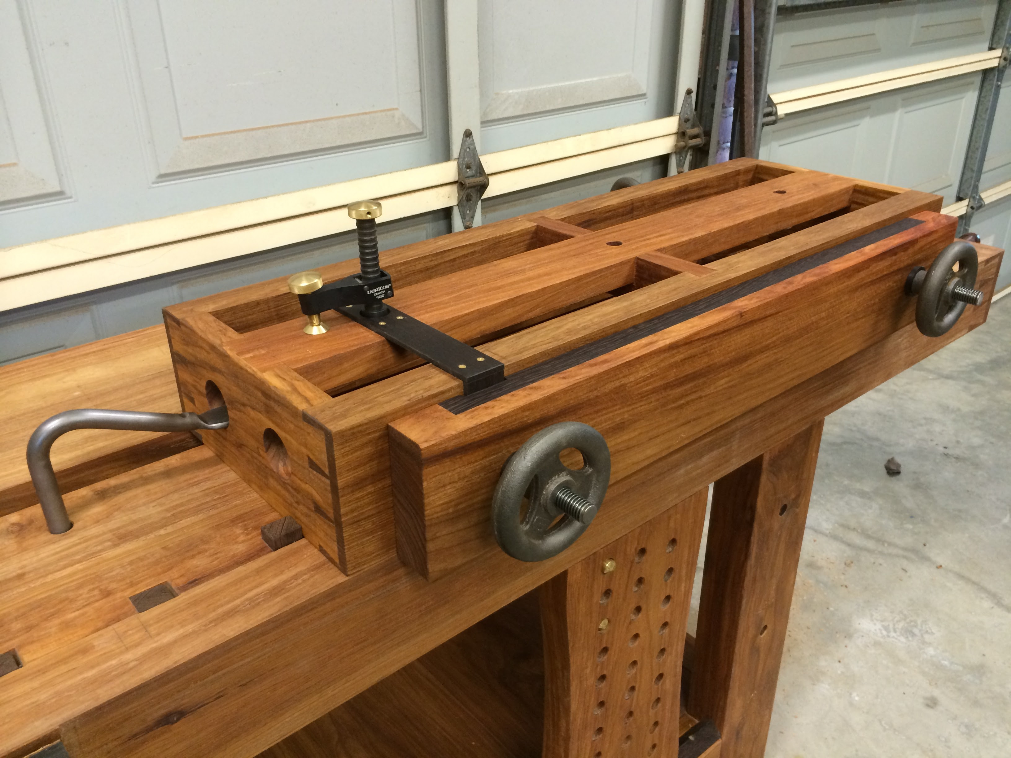 A Moxon Vice with an Integrated Bench-top Bench â