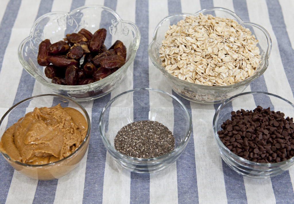 Hello Chocolate & Date Snack Bites! A snack that passes as healthy but tastes good enough that it could replace your dessert. They are great when you're on the road or before your children head out to the field for a soccer game, dancy lesson, or just running errands! http://ift.tt/1h7l9O2