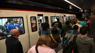 Imatge de l'andana de l'estació del metro de la Diagonal el dia 24 d'abril del 2017 a primera hora del mati coincidint amb la vaga per la negociació del conveni col·lectiu
