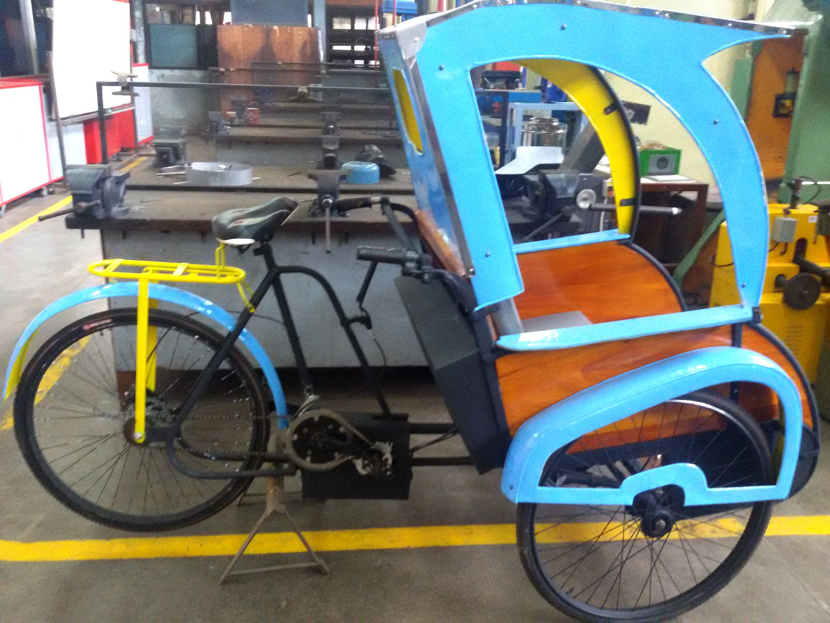 Mahasiswa Pendidikan Teknik Mesin Fakultas Teknik Universitas Negeri Yogyakarta menciptakan becak listrik yang diberi nama “Simple Electric Tricycle”