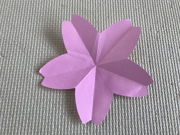ハサミで切るけど簡単 折り紙で平面な桜の花びらの作り方 ガムシャラナ子育て