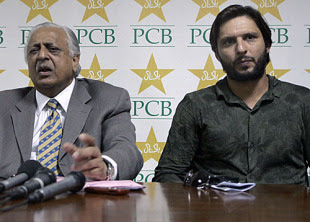 Ijaz Butt and Shahid Afridi address the media, Lahore, May 25, 2010