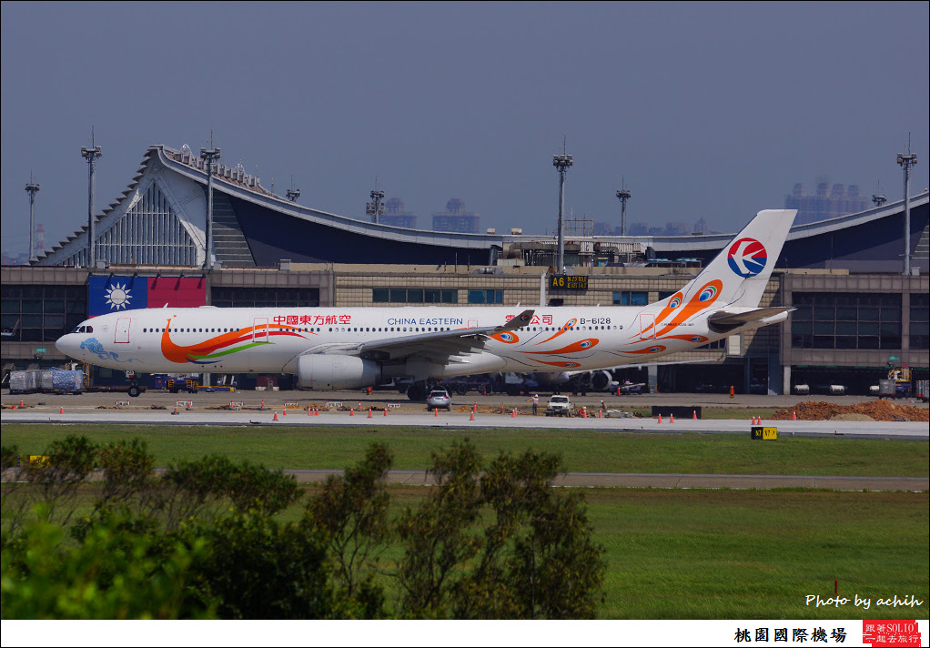 China Eastern Airlines B-6128-015