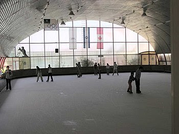 English: Ice skating in the Canada Centre, Met...
