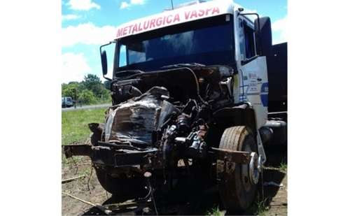 Candói - Duas carretas e um carro se envolvem em um engavetamento na BR-373