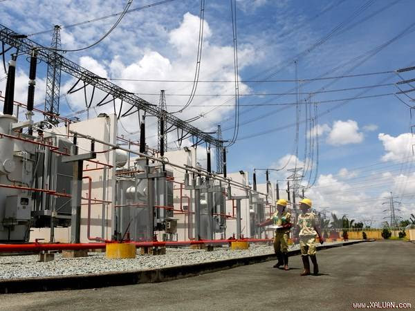 Công nhân Công ty Truyền tải Điện 4 (EVN NPT) vận hành trạm biến áp 500kV Nhà Bè.