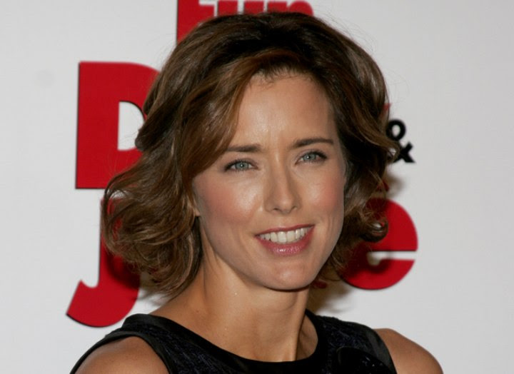 tea leoni pictures. Tea Leoni with chinlength hair