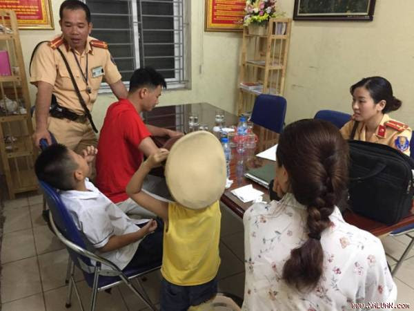  Hai cháu bé được lực lượng CSGT Đội 1 giúp đỡ và đưa về trụ sở an toàn.