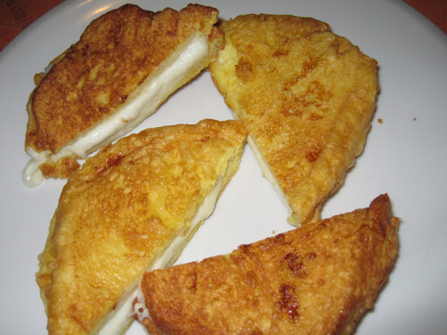 mozzarella in carrozza. Mozzarella in carrozza