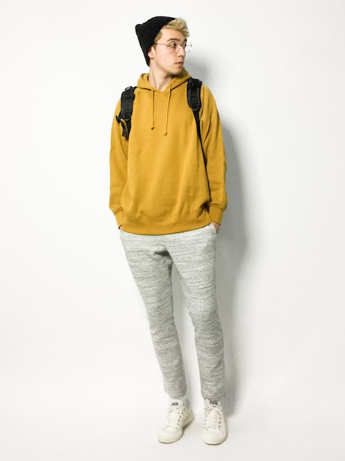 黄色パーカーを着こなすメンズに おしゃれコーデのコツを徹底解説