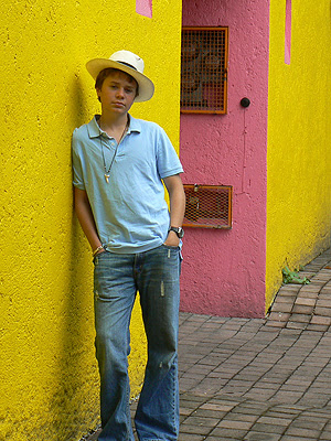 paul à Coyoacan, Panama sur la tête.jpg