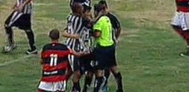 O zagueiro Raylan, do Santos-AP, agrediu o árbitro Leandro Bizzio após ser expulso 