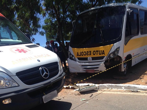 Ônibus de autoescola desgovernado atingiu homem que estava no canteiro (Foto: Divulgação/ PM)