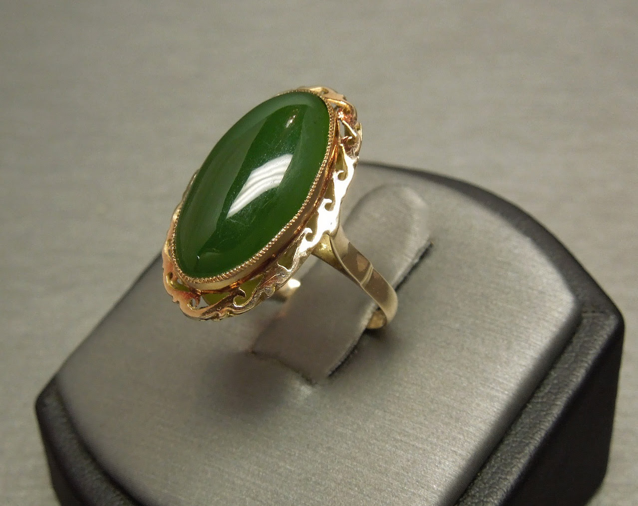 10K Gold Vintage Jade Solitaire Victorian Style Ring C1950