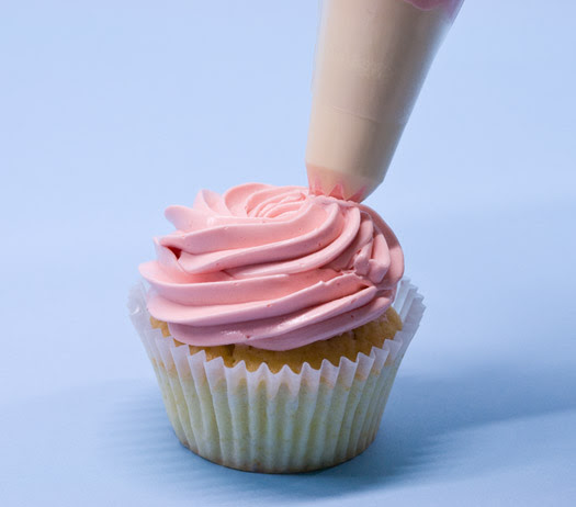 Piping swirls on cupcakes 6
