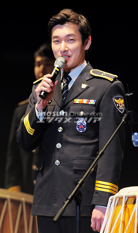 フォト 軍服姿リュ スヨン チョ スンウ ソウル文化芸術大賞 Chosun Online 朝鮮日報