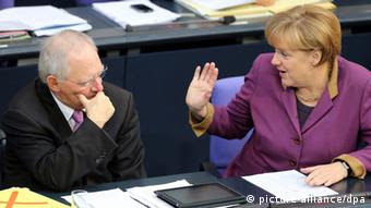 Ο γερμανός μπρόκερ αναφέρεται και στις διαφωνίες που σημειώθηκαν το 2010 μεταξύ Μέρκελ και Σόιμπλε για τη συμμετοχή του ΔΝΤ 
