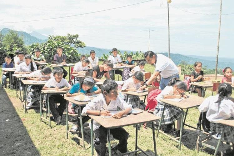 Estudiantes de escuelas oficiales reciben clases en instalaciones inapropiadas (Foto Prensa Libre: Hemeroteca PL).