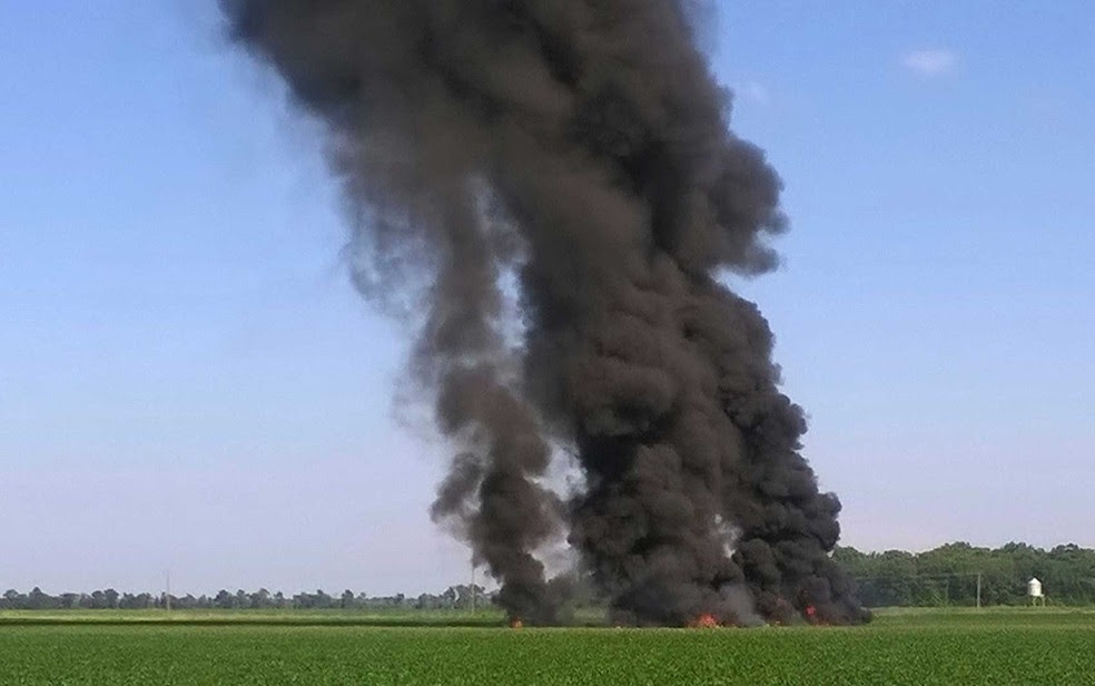 Fumaça após avião militar cair em uma plantação de soja no estado do Mississipi (Foto: Jimmy Taylor / via AP Photo)
