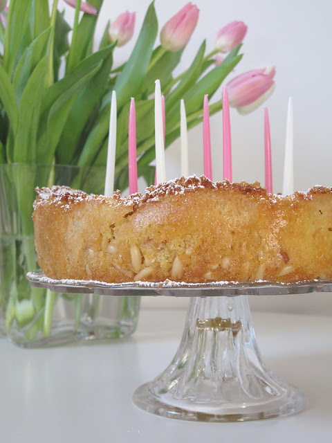Le mele. Con un po' di torta.