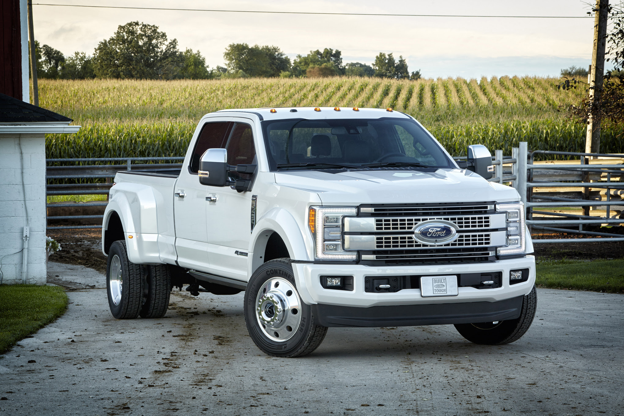 2017 Ford F 450 Super Duty Platinum Crew Cab 4x4 front three quarters 02