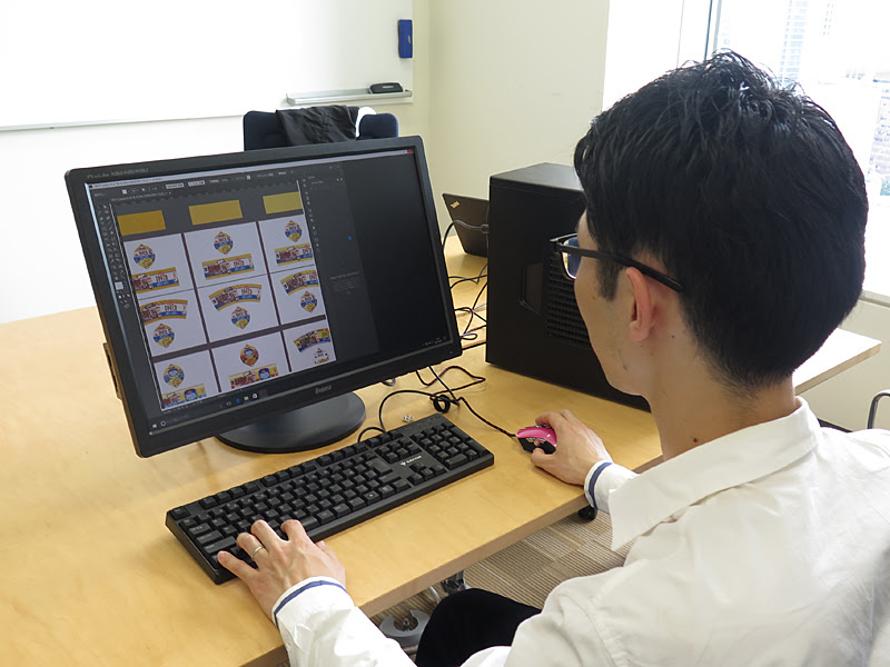 Pr パソコン実験工房pc Watch出張所 Supported By パソコン工房 Adobeの Illustrator が快適に動くpc 後編 日清食品のトップデザイナーとともに検証する Pc Watch