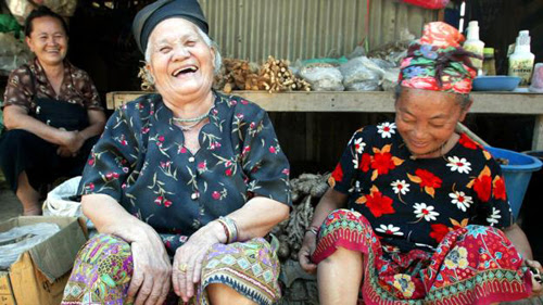 nu-cuoi-thai-suc-manh-niu-chan-du-khach