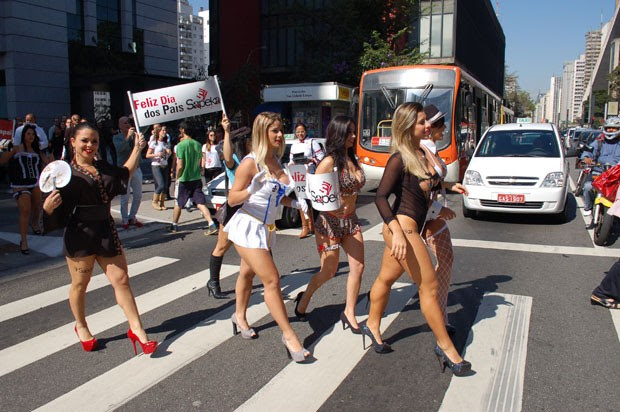 Modelos atravessa faixa de pedestres ao lado do Masp e do Parque Trianon (Foto: Fábio Tito/G1)